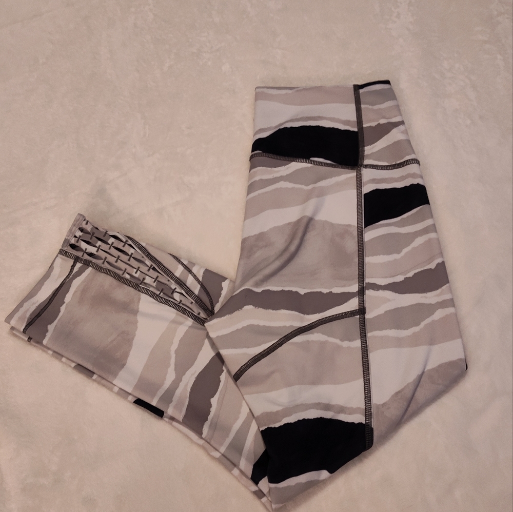 Lululemon Athletica Capri Leggings (NO SIZE TAG, SEE MEASUREMENTS) - Picture 12 of 12